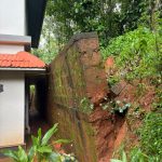 കനത്ത മഴയിൽ വീടിന്റെ പുറകു വശത്തെ കൂറ്റൻ മതിൽ വീടിലേക്ക് ഇടിഞ്ഞു