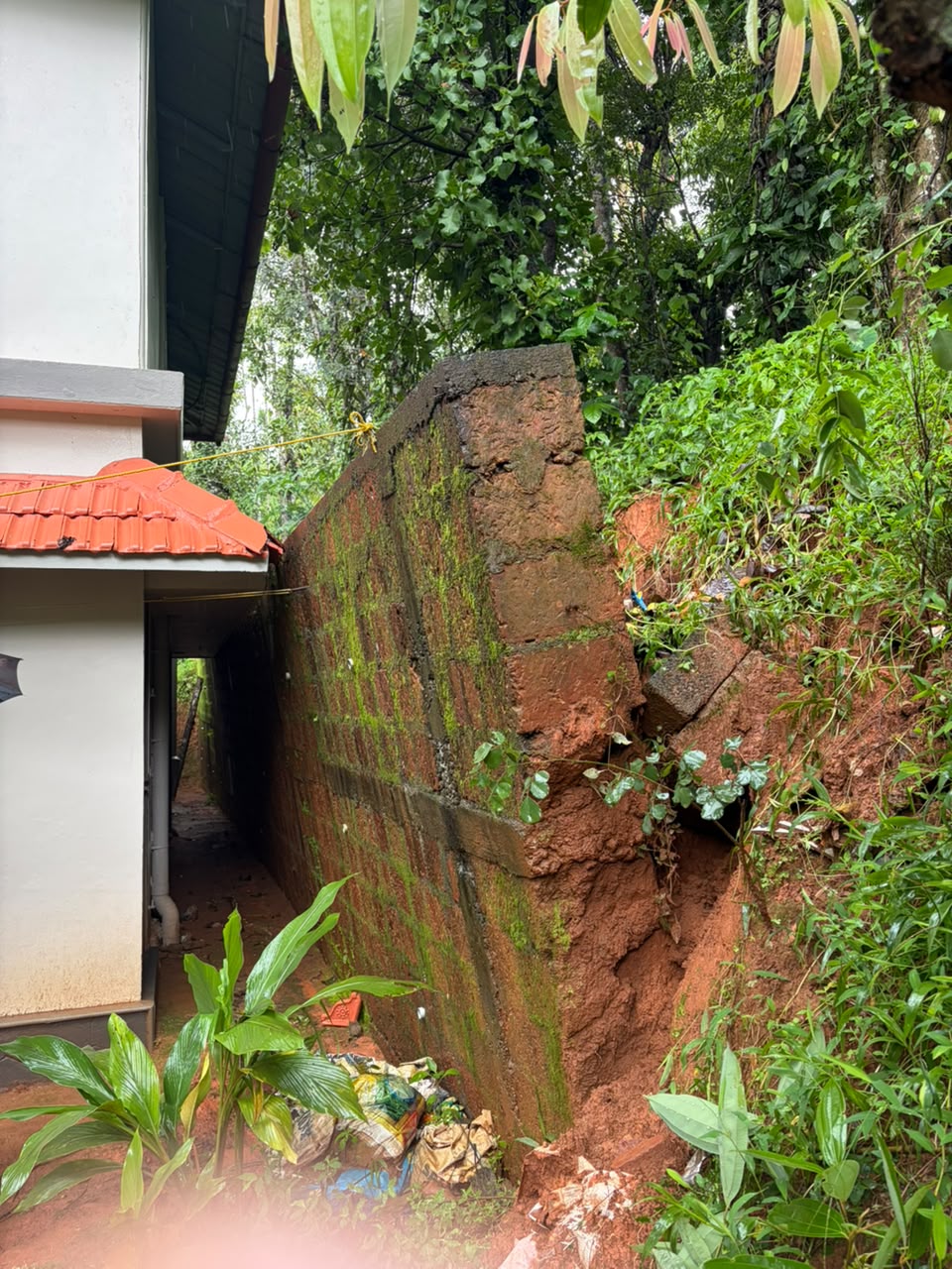 കനത്ത മഴയിൽ വീടിന്റെ പുറകു വശത്തെ കൂറ്റൻ മതിൽ വീടിലേക്ക് ഇടിഞ്ഞു