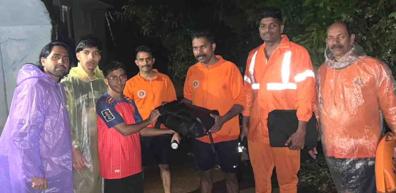വെള്ളക്കെട്ടില്‍പ്പെട്ട ഹോസ്റ്റലില്‍ നിന്ന് വിലപിടിപ്പുള്ള ഉപകരണങ്ങള്‍ വീണ്ടെടുത്തുനല്‍കി മാനന്തവാടി ഫയര്‍ ഫോഴ്‌സ്