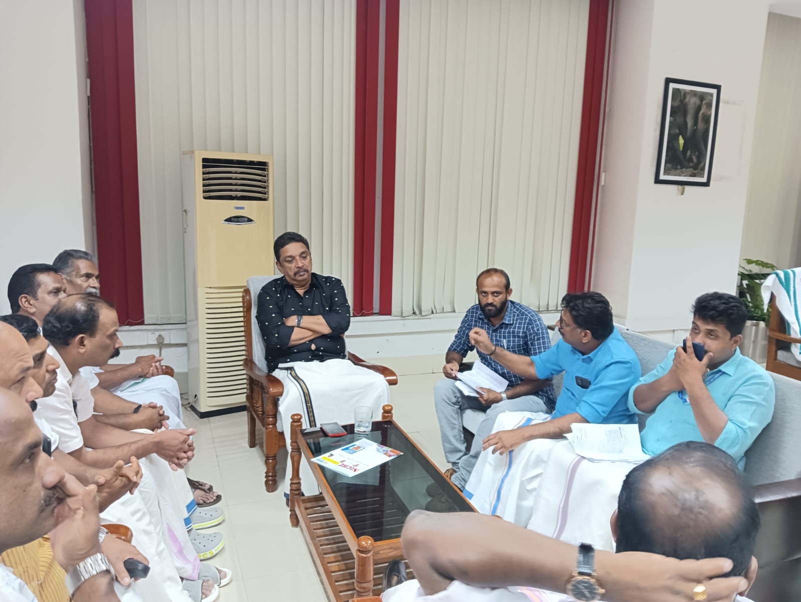 വാകേരി മേഖലയിലെ വന്യമൃഗ ശല്യം: മന്ത്രി ഷിബു ബേബി ജോണിന് നിവേദനം നൽകി