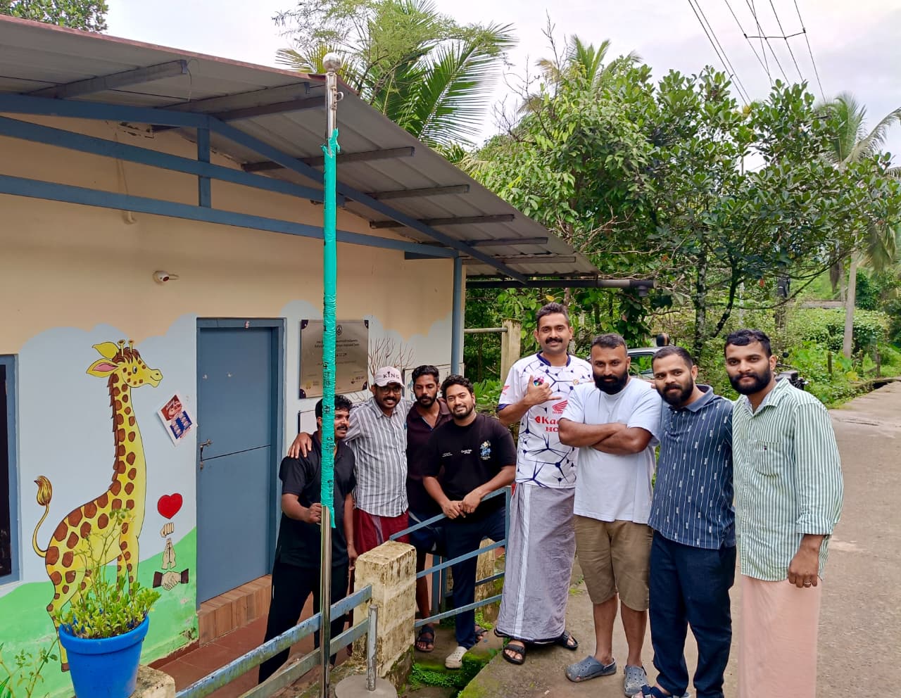 അങ്കണവാടിക്ക് കൊടിമരം സംഭാവന ചെയ്ത് യുവാക്കൾ മാതൃകയായി