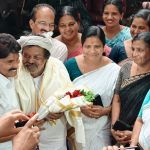 പ്രഥമ ഉമ്മൻചാണ്ടി പുരസ്കാര ജേതാവ് ചെറുവയൽ രാമനെ വീട്ടിലെത്തി സന്ദർശിച്ച് മന്ത്രി ടി സിദ്ദീഖ്
