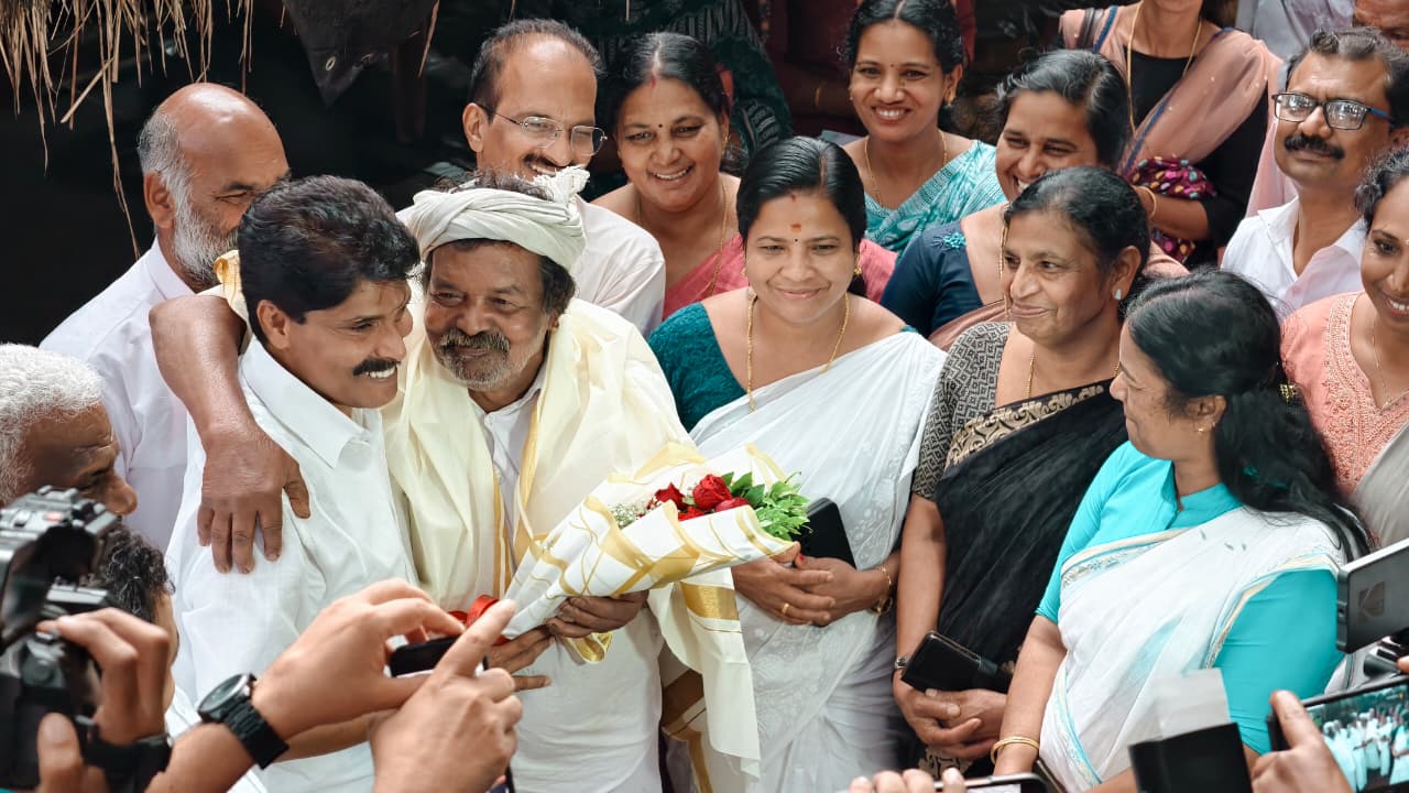 പ്രഥമ ഉമ്മൻചാണ്ടി പുരസ്കാര ജേതാവ് ചെറുവയൽ രാമനെ വീട്ടിലെത്തി സന്ദർശിച്ച് മന്ത്രി ടി സിദ്ദീഖ്