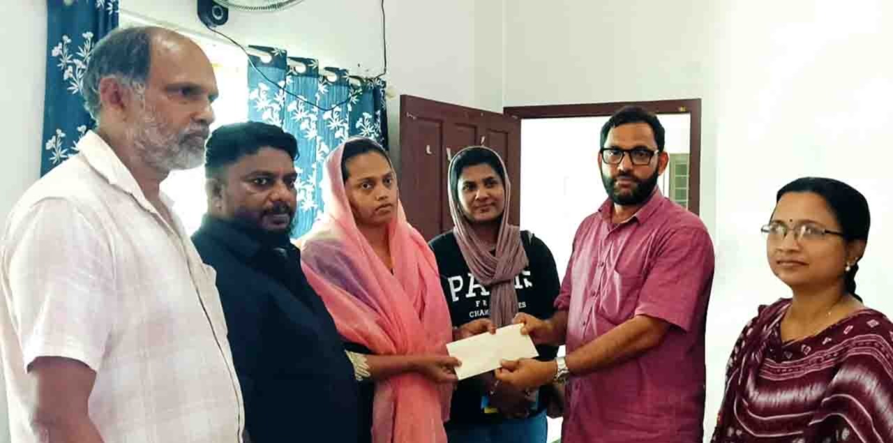 അപകടത്തില്‍ മരിച്ച മത്സ്യ തൊഴിലാളിയുടെ കുടുംബത്തിന് ഇന്‍ഷൂറന്‍സ് തുക കൈമാറി
