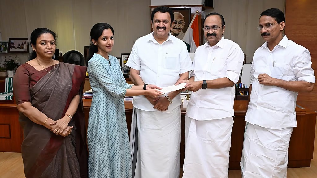 നവീന്‍ ബാബുവിന്റെ മകള്‍ക്ക് സര്‍ക്കാര്‍ ജോലി; നിയമന ഉത്തരവ് കൈമാറി മുഖ്യമന്ത്രി വിഡി സതീശന്‍