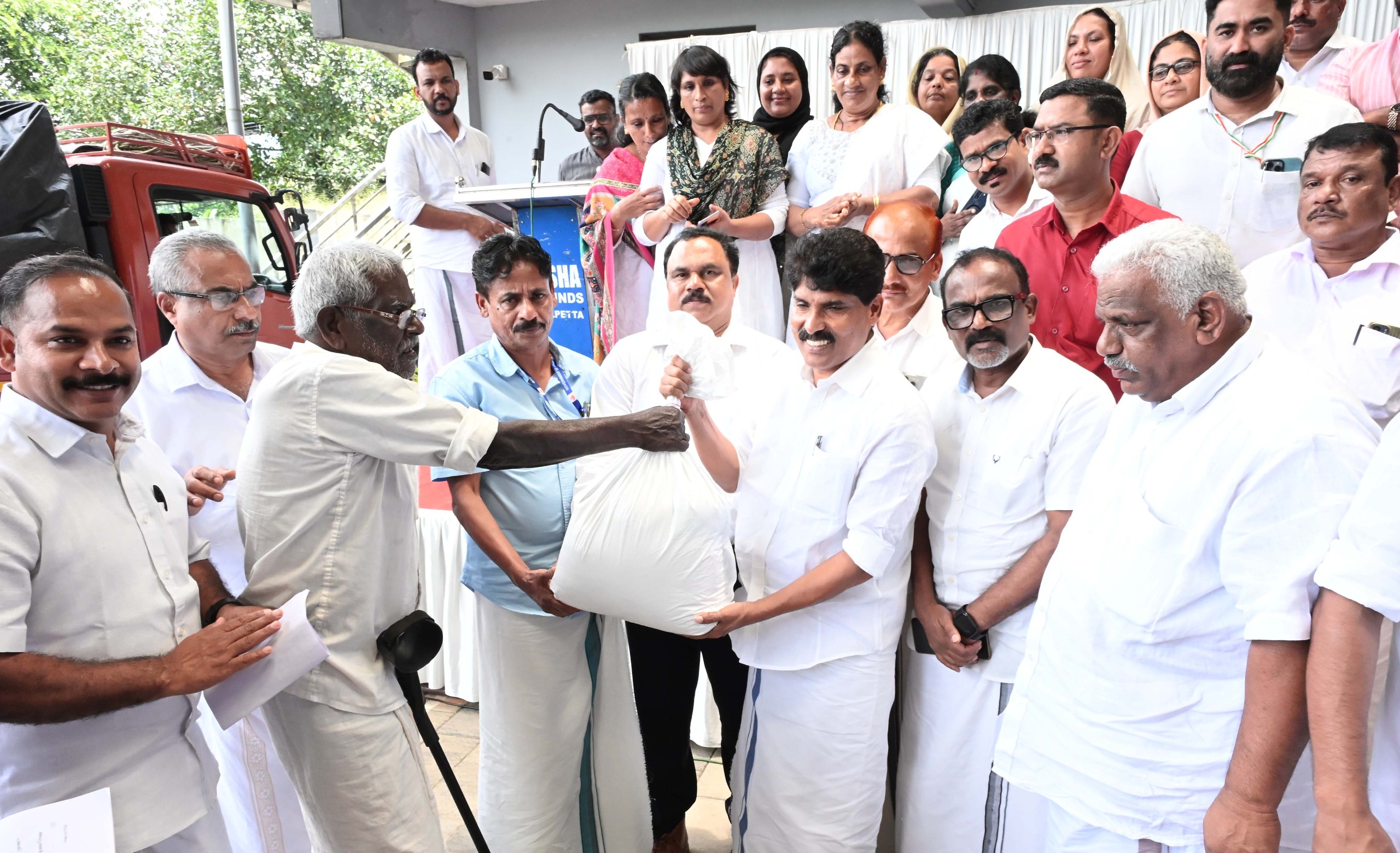 എം എല്‍ എ കെയര്‍ പദ്ധതിയില്‍ ഭക്ഷ്യകിറ്റുകള്‍ വിതരണം ചെയ്തു
