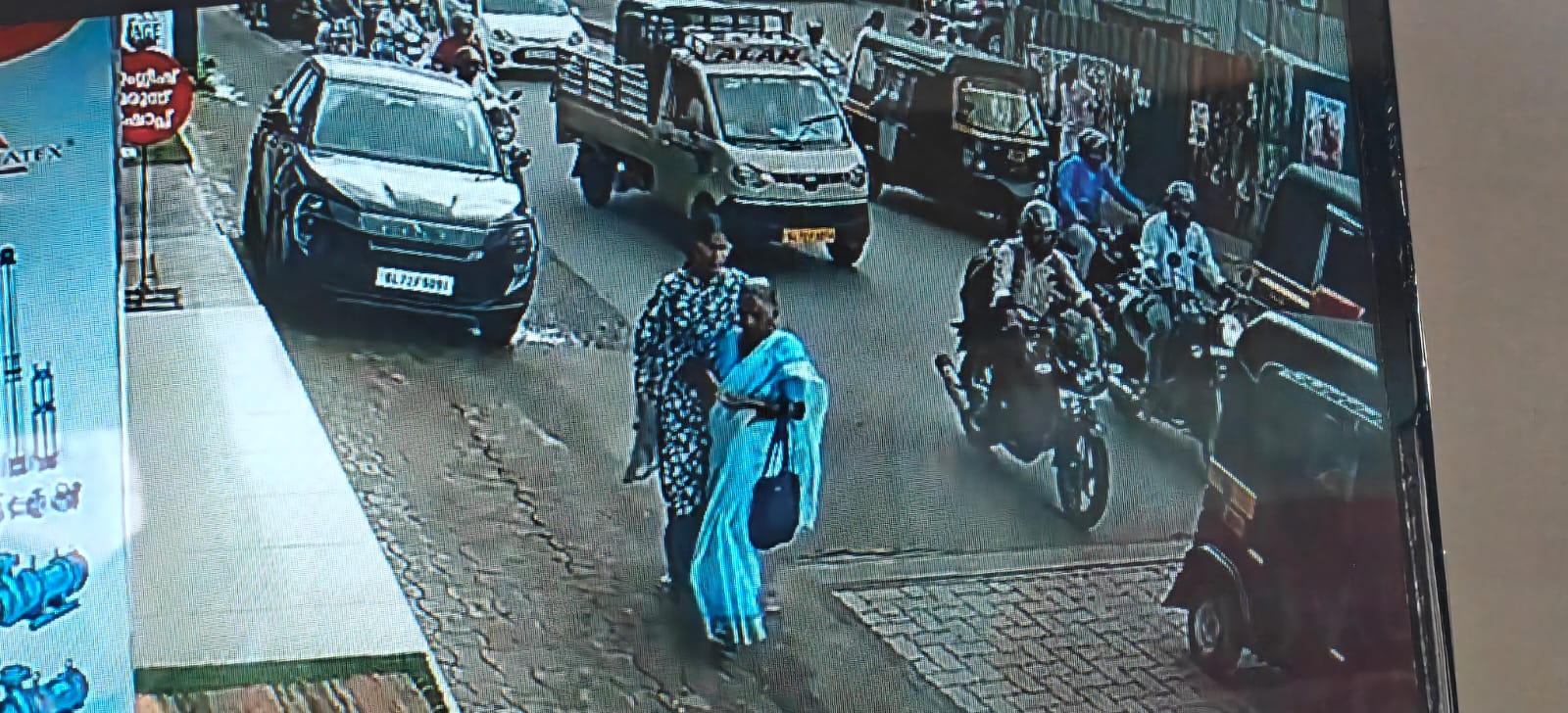 മാനന്തവാടി എൽ.എഫ് ജങ്ഷനിൽ വയോധികയുടെ മാല പൊട്ടിക്കാൻ ശ്രമം; രണ്ട് സ്ത്രീകൾക്കായി പോലീസ് തിരച്ചിൽ ഊർജ്ജിതമാക്കി