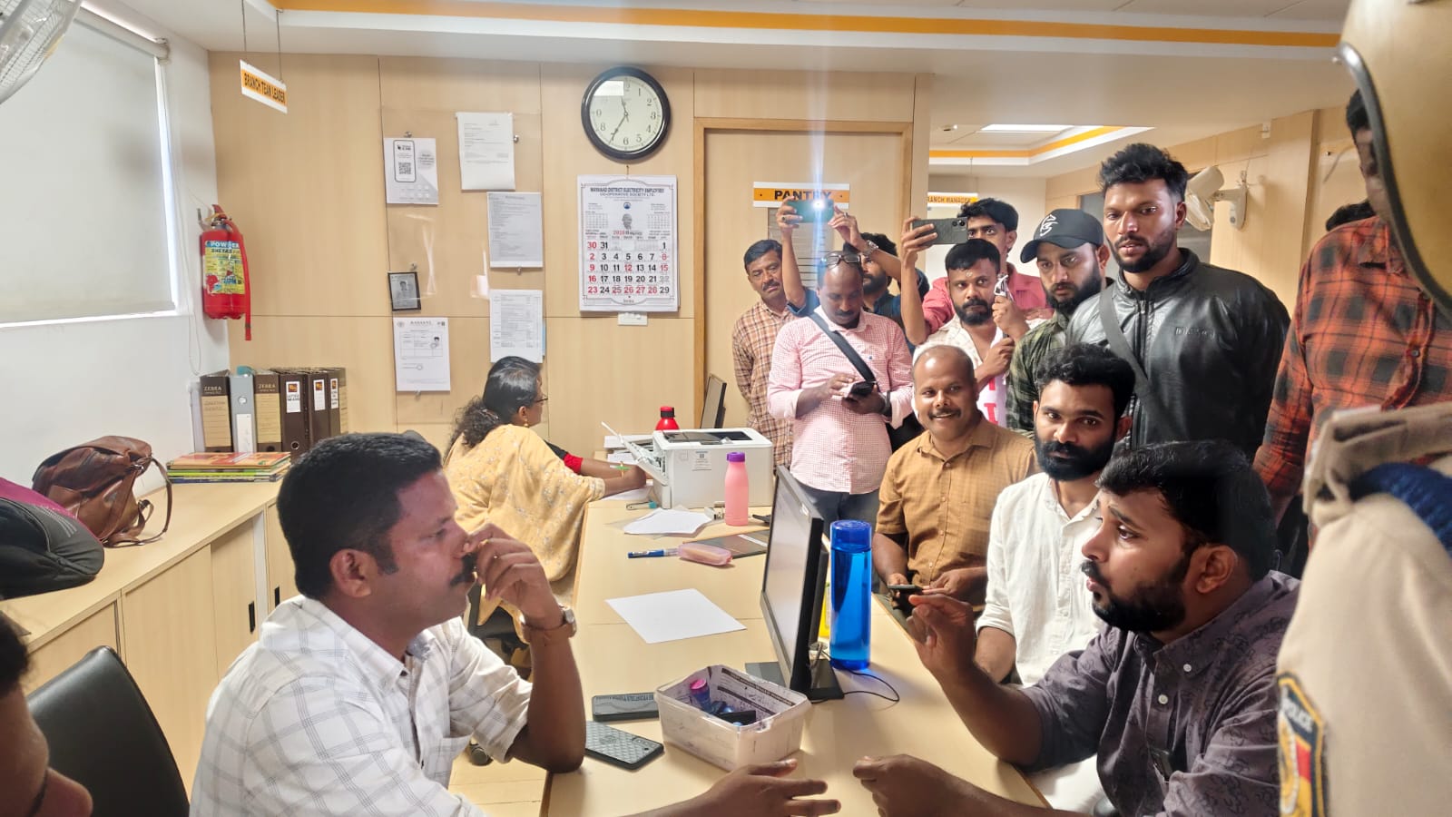 ശ്രീറാം ഫിനാൻസിൽ വീണ്ടും ക്രമക്കേട് ആരോപണം; പനമരം ബ്രാഞ്ചിലേക്ക് DYFI പ്രതിഷേധം