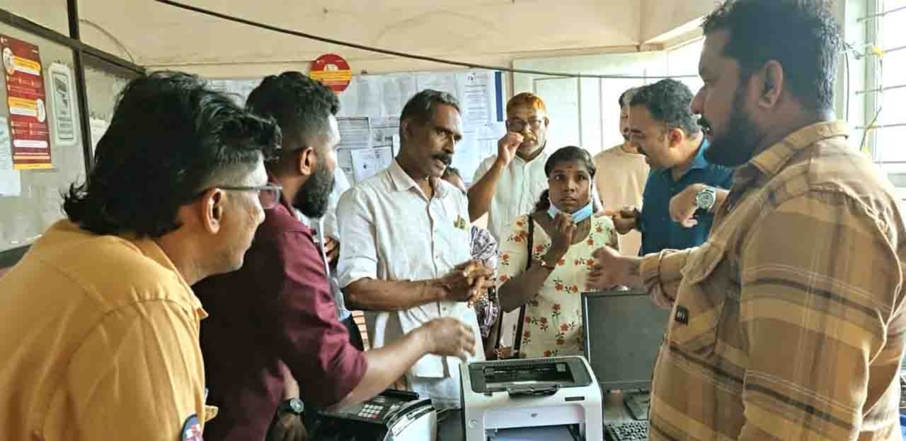 ഗോത്രവനിതകളെ കബളിപ്പിച്ച് പണം തട്ടിയ സംഭവം: സ്വകാര്യ ഫിനാന്‍സ് സ്ഥാപനം സിപിഐ എംഡിവൈഎഫ്‌ഐ പ്രവര്‍ത്തകര്‍ താഴിട്ട് പൂട്ടി