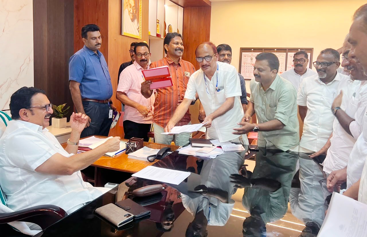 മടക്കിമല മെഡിക്കൽ കോളേജ് ആക്ഷൻ കമ്മിറ്റി മുഖ്യമന്ത്രിക്ക് നിവേദനം നൽകി