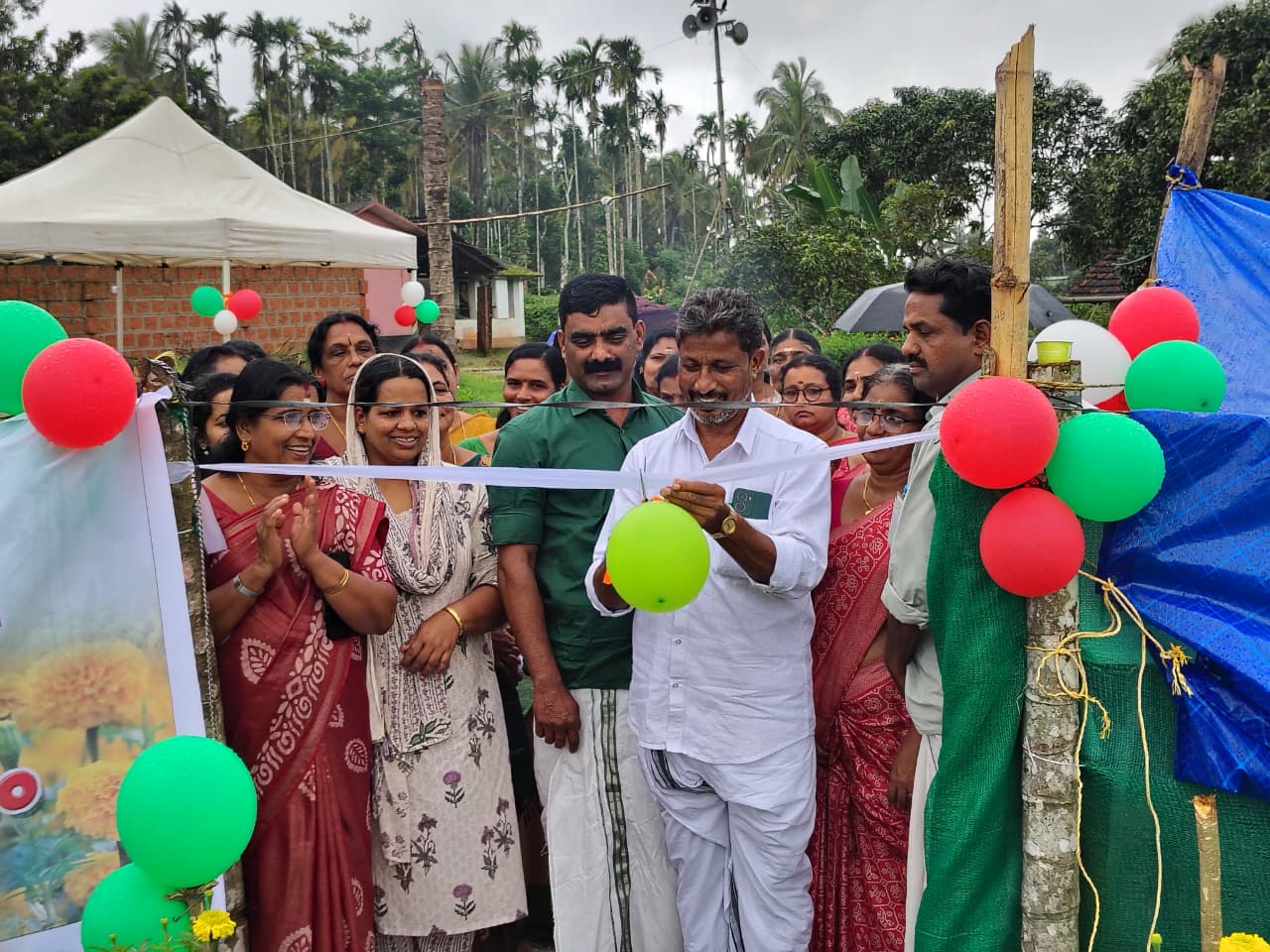 പൂക്കളും വിഷരഹിത പച്ചക്കറിയുമായി ഓണ വിപണി കീഴടക്കാൻ കുടുംബശ്രീ