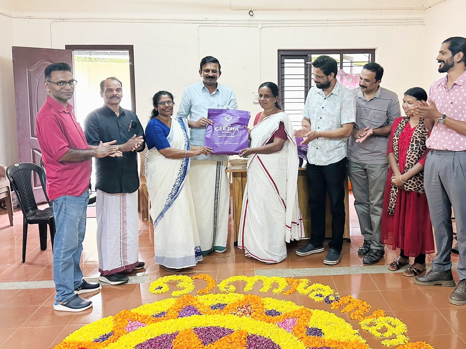 ഹരിത കർമസേനാംഗങ്ങൾക്ക് ഓണക്കോടിയും ബോണസും വിതരണം ചെയ്തു