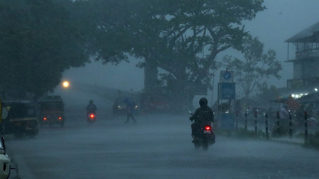 ചക്രവാതച്ചുഴി, ഇന്ന് ഒറ്റപ്പെട്ട ശക്തമായ മഴയ്ക്ക് സാധ്യത, നാലു ജില്ലകളില്‍ യെല്ലോ അലര്‍ട്ട്
