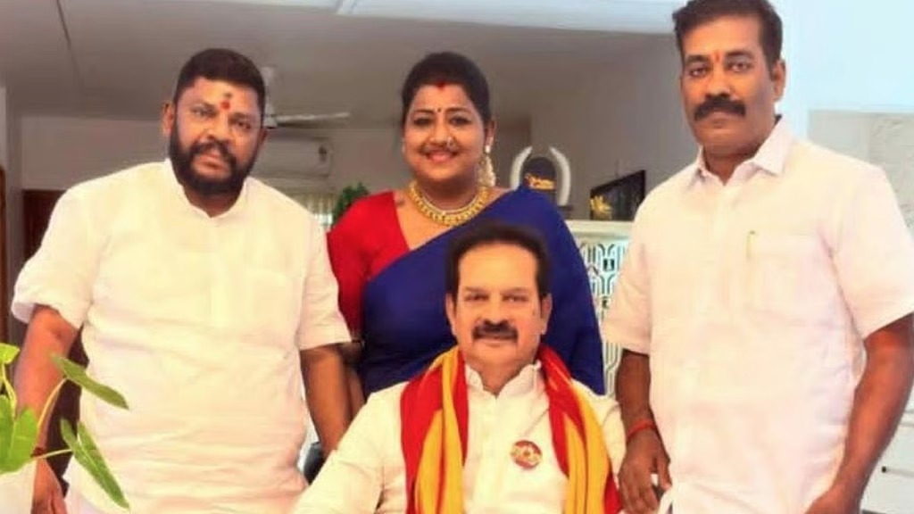 ബിജെപി വിട്ട നടന്‍ ദേവന്‍ ടിവികെയിലേക്ക്; നേതാക്കളുമായി കൂടിക്കാഴ്ച, പാര്‍ട്ടി സംസ്ഥാന അധ്യക്ഷനായേക്കും