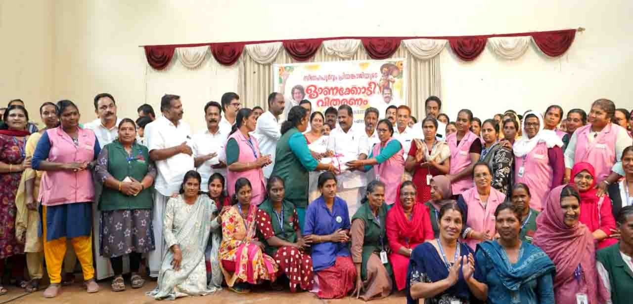 ഹരിതകര്‍മ്മ സേനാംഗങ്ങള്‍ക്ക് പ്രിയങ്കയുടെ ഓണക്കോടി; 402 പേര്‍ക്ക് സമ്മാനം