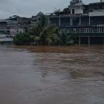 ദുരതിപ്പെയ്ത്ത്: മധ്യകേരളത്തില്‍ കനത്ത മഴ; മൂന്ന് ജില്ലകളിലെ വിവിധ പ്രദേശങ്ങളില്‍ ഉരുള്‍പൊട്ടല്‍; റോഡുകള്‍ പലതും വെള്ളത്തിലായി