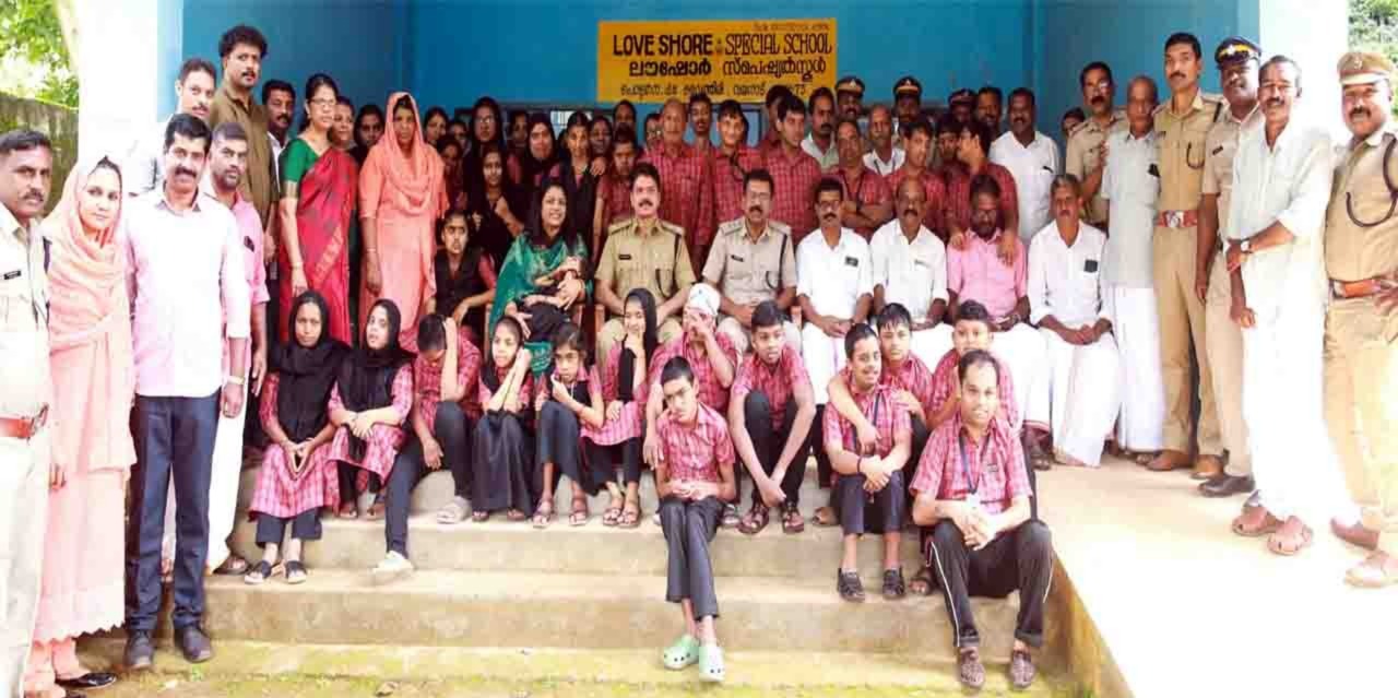 അതിരുകളില്ലാത്ത സ്‌നേഹവുമായി കാക്കിക്കൂട്ടം; ‘സ്‌നേഹതീര’ത്ത് ആഹ്ലാദത്തിരമാലകള്‍