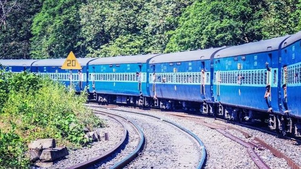 മദ്യപിച്ച് ട്രെയിനില്‍ കയറണ്ട; യാത്രക്കാരനെതിരെ നടപടിയെടുക്കാം, റെയില്‍വേ അധികാരം ശരിവെച്ച് ഹൈക്കോടതി
