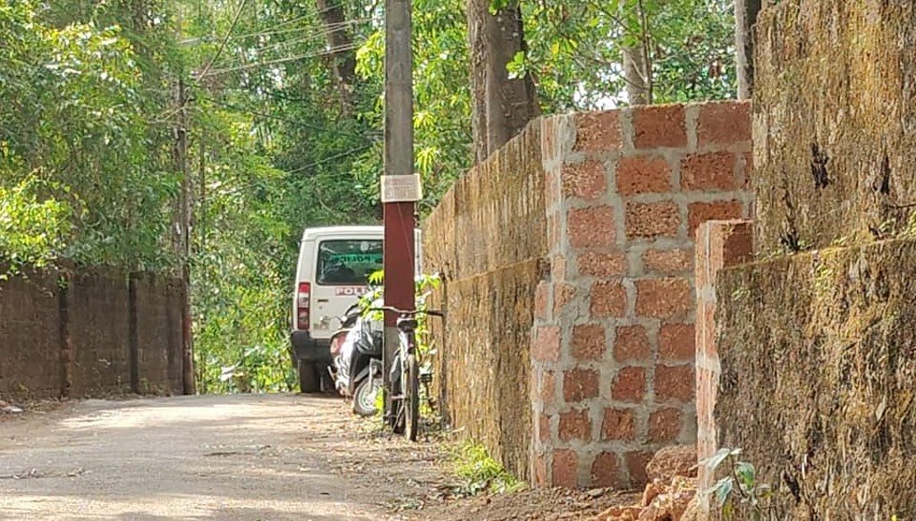 പിണറായി വിജയന്റെ വീടിന് മുന്നിലെ ‘ജീപ്പ് സ്റ്റേഷൻ’ മാറ്റി; കാവൽ തുടരും