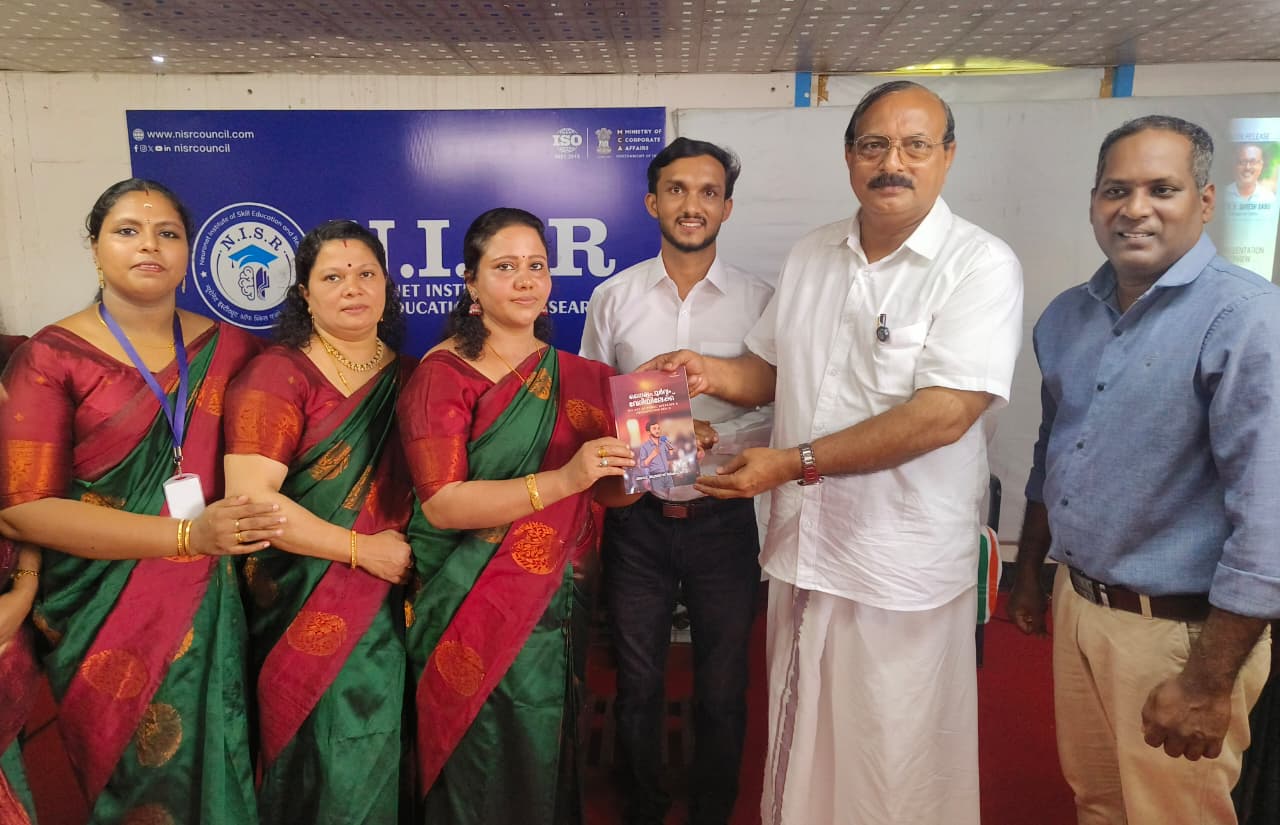 ‘ധൈര്യപൂർവ്വം വേദിയിലേക്ക്’അഡ്വ. ജുനൈദ് കൈപ്പാണിയുടെ പുസ്തകം പ്രകാശനം ചെയ്തു