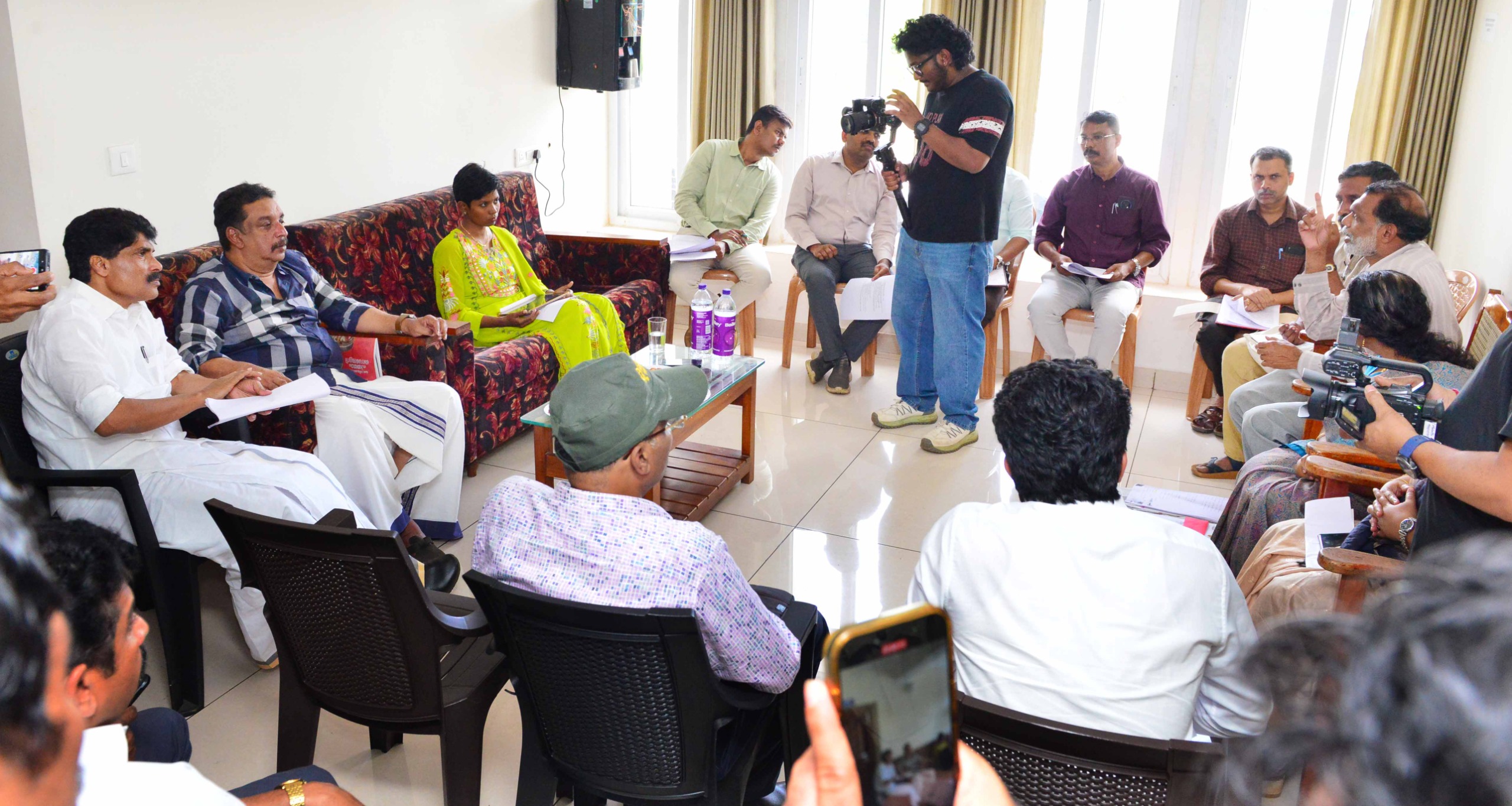 കാഞ്ഞിരത്തിനാല്‍ ഭൂമി പ്രശ്‌നം:നിയമപരമായ പരിഹാരത്തിന് റിട്ട. ജഡ്ജിയെ നിയോഗിക്കും: മന്ത്രി ഷിബു ബേബി ജോണ്‍
