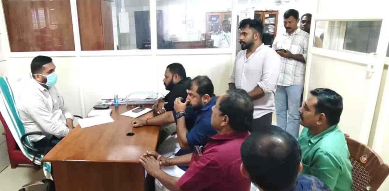 മെഡിക്കല്‍ കോളേജില്‍ ടെസ്റ്റുകള്‍ മുടങ്ങി; പ്രതിഷേധവുമായി യുവമോര്‍ച്ച
