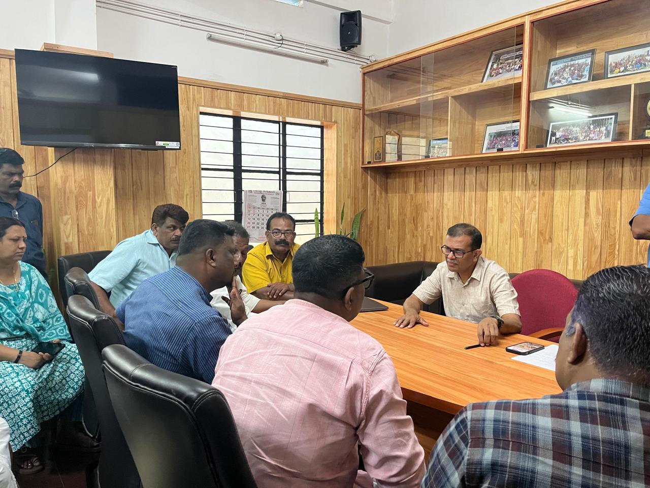 കൽപ്പറ്റ ജനറൽ ആശുപത്രി സൂപ്രണ്ടിനെ ഉപരോധിച്ചു