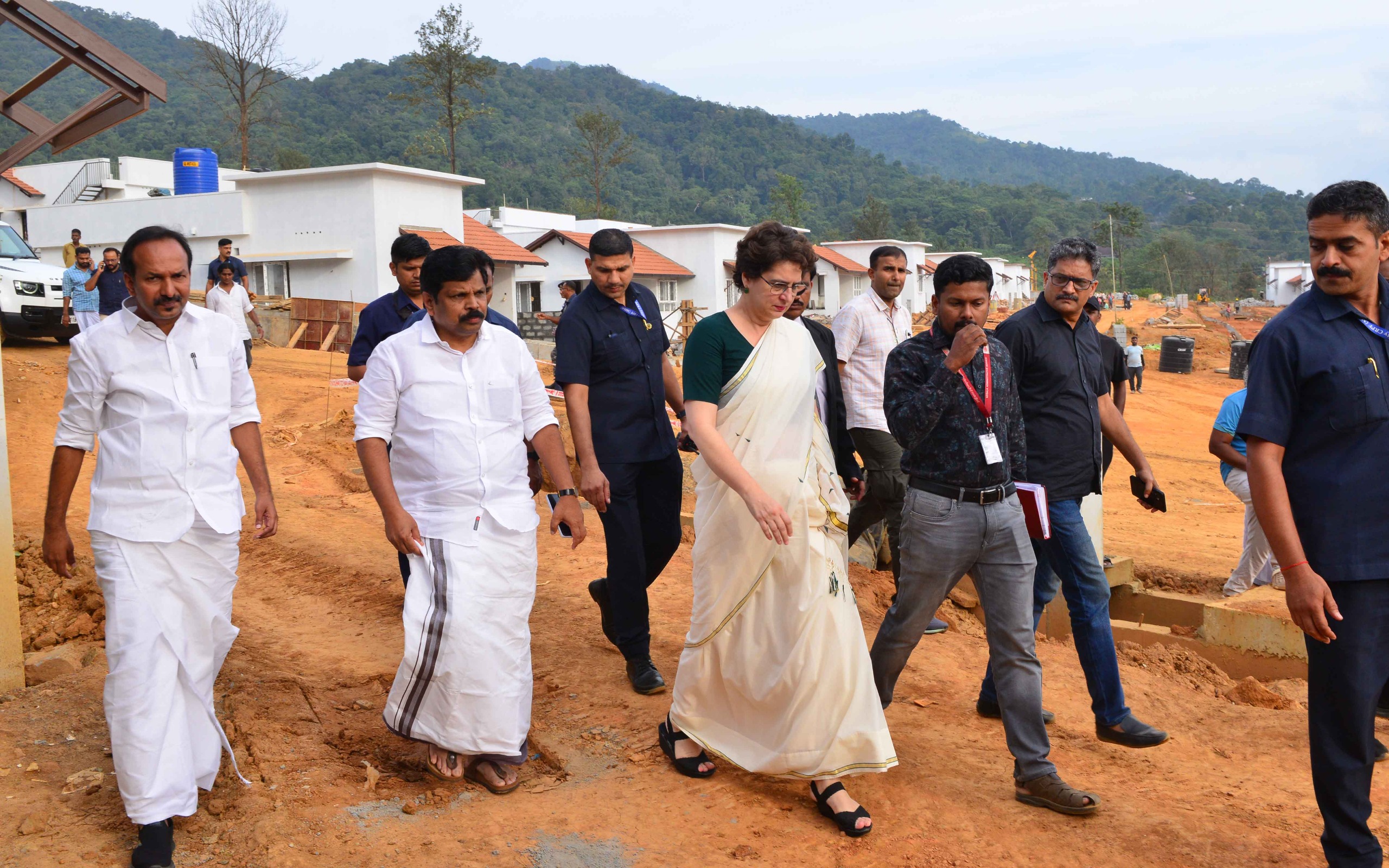 കല്‍പ്പറ്റ ടൗണ്‍ഷിപ്പ് എം.പി പ്രിയങ്ക ഗാന്ധിയും മന്ത്രിമാരും സന്ദർശിച്ചു