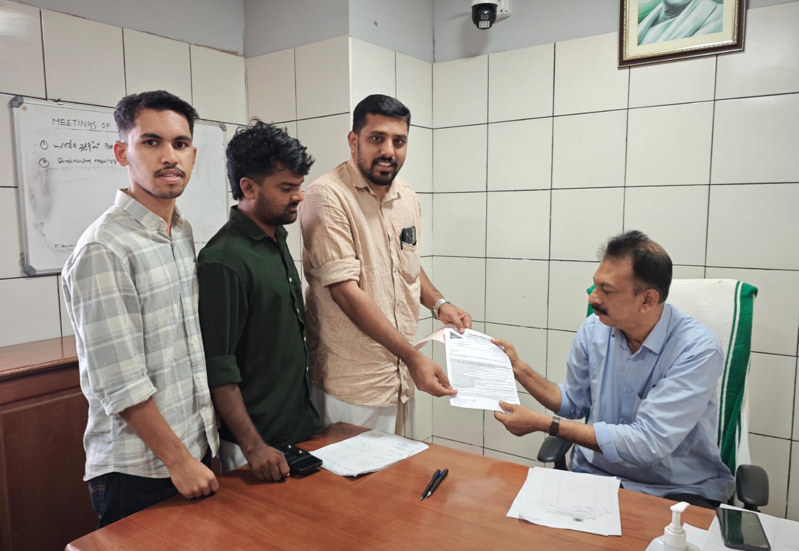 മാനന്തവാടി മെഡിക്കൽ കോളേജിൽ രോഗിസൗഹൃദ സംവിധാനം ഉറപ്പാക്കണം: യങ് ഡെമോക്രാറ്റ്സ് സൂപ്രണ്ടിന് നിവേദനം നൽകി