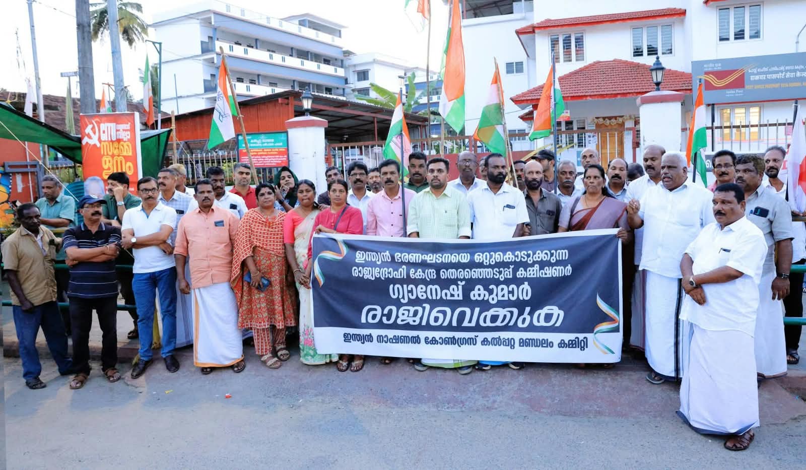 കേന്ദ്ര തെരഞ്ഞെടുപ്പ് കമ്മീഷണർ ഗ്യാനേഷ് കുമാർ രാജിവെക്കണമെന്ന് ആവശ്യപ്പെട്ടുകൊണ്ട് കോൺഗ്രസ് കൽപ്പറ്റ ഹെഡ് പോസ്റ്റ് ഓഫീസിലേക്ക് മാർച്ച് നടത്തി