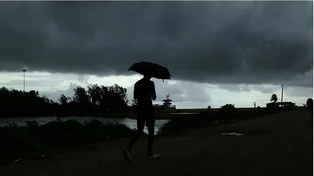 ചക്രവാതച്ചുഴി, കള്ളക്കടല്‍ റെഡ് അലര്‍ട്ട്; ഇന്നും ഒറ്റപ്പെട്ട മഴയ്ക്ക് സാധ്യത