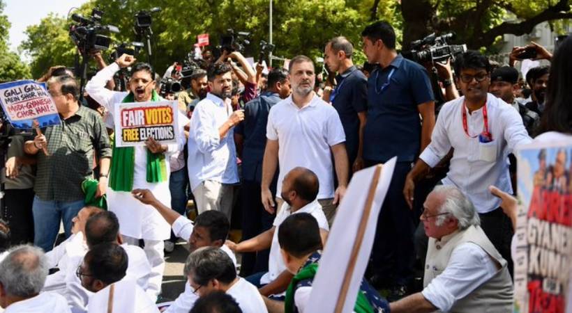 ഗ്യാനേഷ് കുമാറിന്റെ രാജി: തലസ്ഥാനം സമരകലുഷിതം, ഇന്ത്യാസഖ്യം എം പിമാർ തെരുവിൽ