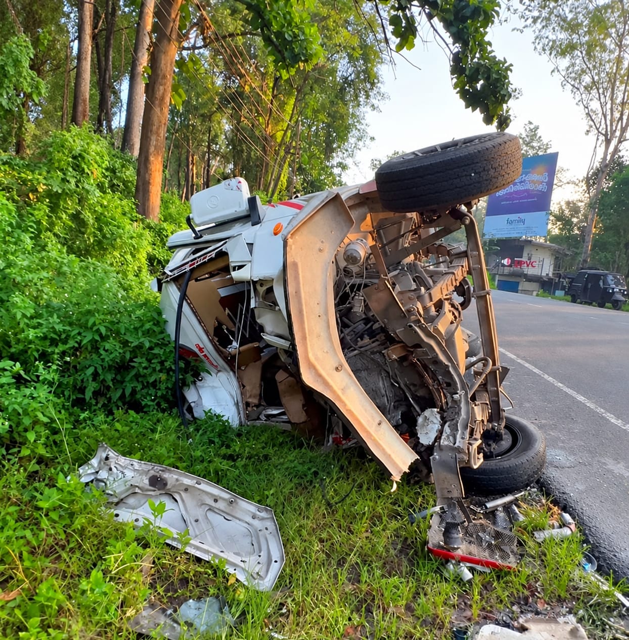 സുൽത്താൻ ബത്തേരിയിൽ ട്രാവലറും ലോറിയും കൂട്ടിയിടിച്ച് അപകടം: രണ്ടു മരണം, നിരവധി വിദ്യാർഥികൾക്ക് പരിക്ക്