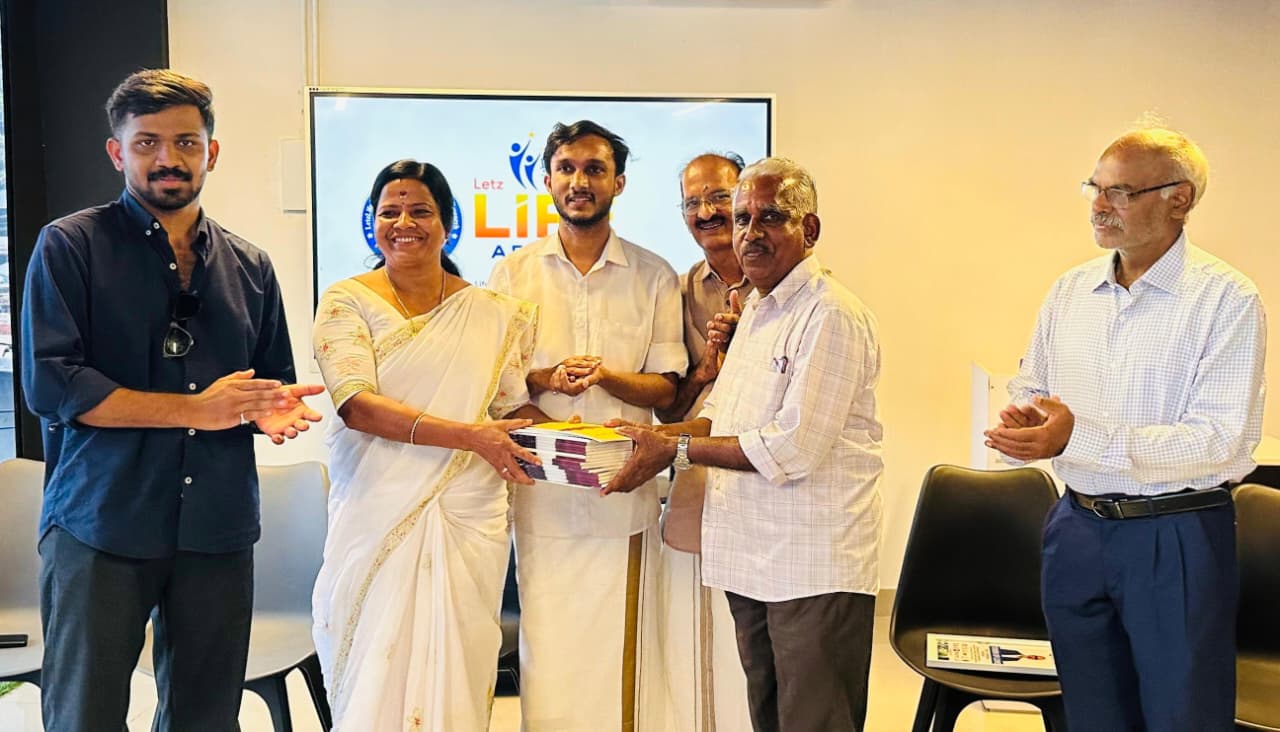 ‘വായനയാണ് ലഹരി’ ലൈബ്രറികൾക്ക് പുസ്തകങ്ങൾ സമ്മാനിച്ച് എൽ.ഐ.എസ്.ആർ.