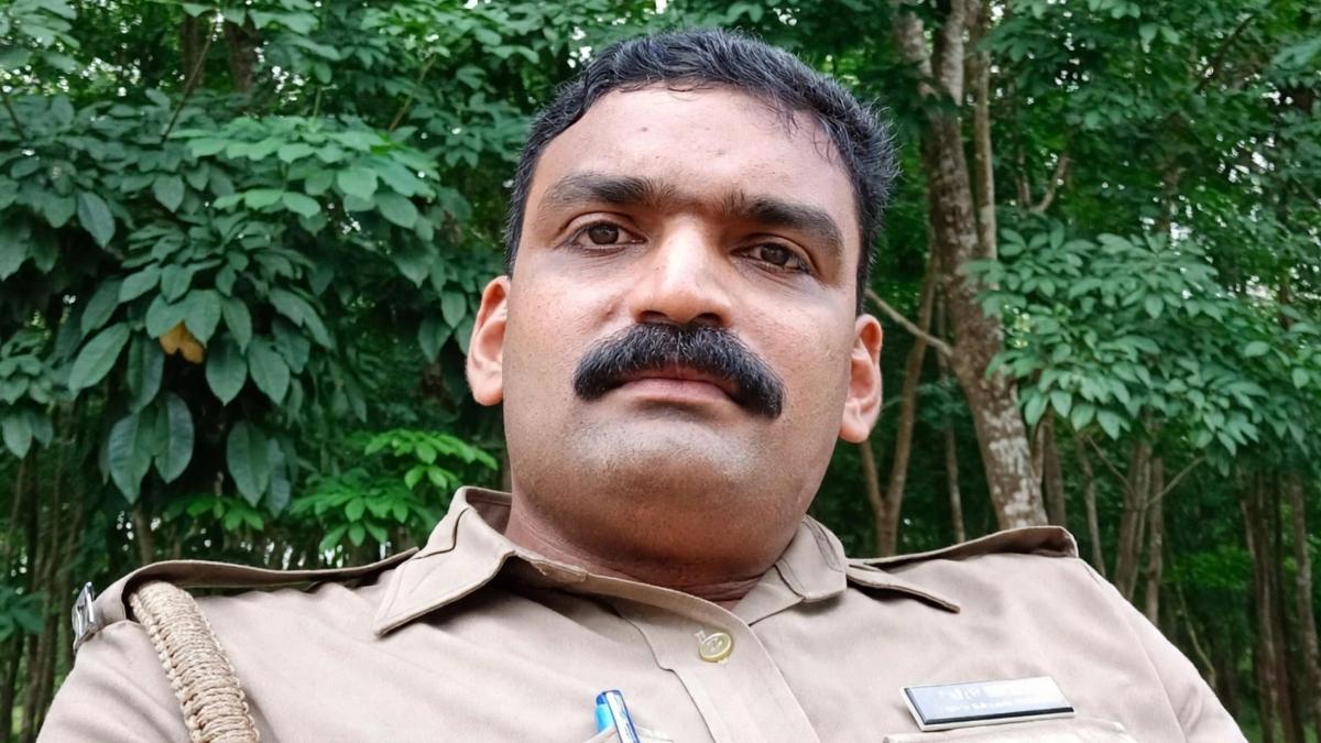 കാപ്പാ കേസ് പ്രതികളായ ഗുണ്ടകളുമായി ബന്ധം; പോലീസ് അസോസിയേഷൻ ജില്ലാ ഭാരവാഹിയായ സിപിഒയെ പിരിച്ചുവിട്ടു