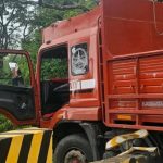 തലനാരിഴയ്ക്ക് രക്ഷപ്പെടൽ; താമരശ്ശേരി ചുരം 9-ാം വളവിൽ സുരക്ഷാഭിത്തി തകർത്ത് ലോറി