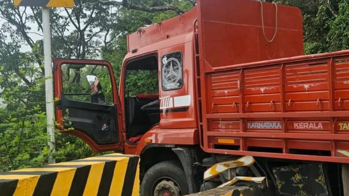 തലനാരിഴയ്ക്ക് രക്ഷപ്പെടൽ; താമരശ്ശേരി ചുരം 9-ാം വളവിൽ സുരക്ഷാഭിത്തി തകർത്ത് ലോറി