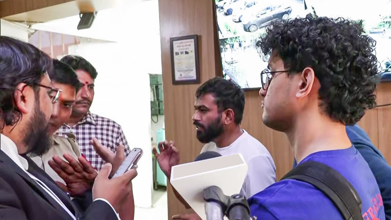 ‘ദില്ലി പൊലീസ് അമിത് ഷായുടെ തട്ടികൊണ്ടുപോകൽ സംഘമായി’; സിജെപി നേതാക്കളെ വിട്ടയക്കുന്നില്ലെന്ന് അഭിജീത് ദീപ്കെ